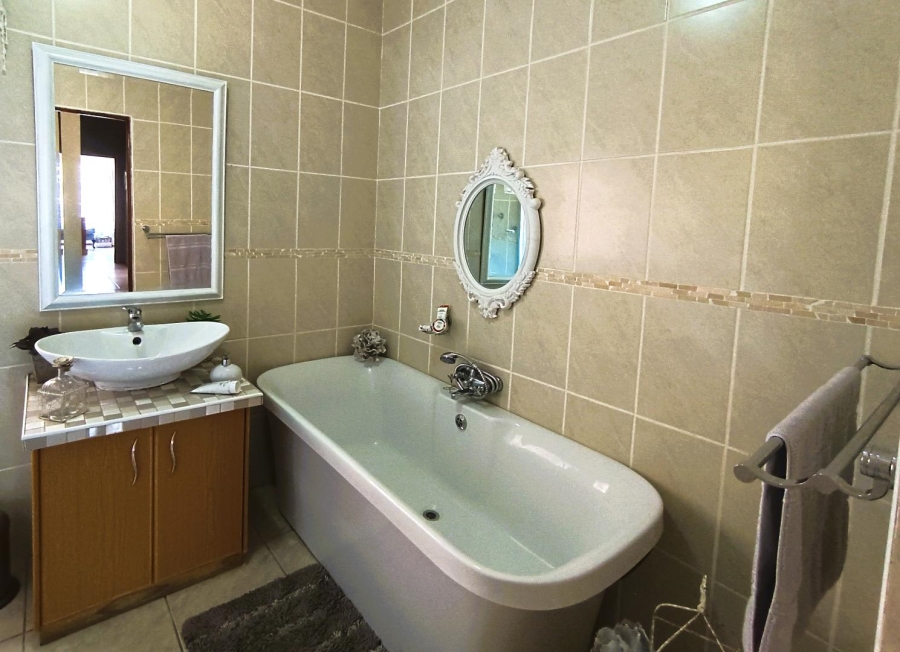 5 Bedroom Property for Sale in Langenhovenpark Free State